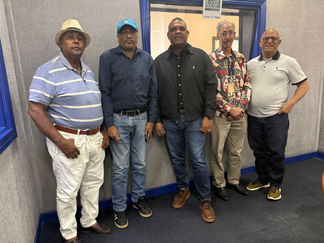 Equipo de ECO y Opinión junto a Jose Corporan en el estudio de radio